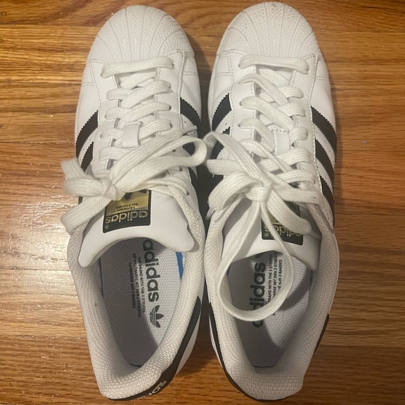 New Addidas Superstar - Picture 1 of 3